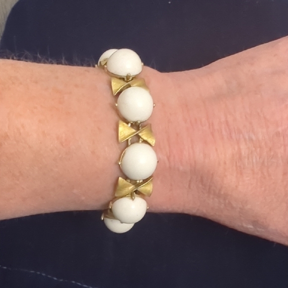 Vintage Crown "Trifari", Signed Milk Glass Bracelet - Picture 4 of 6